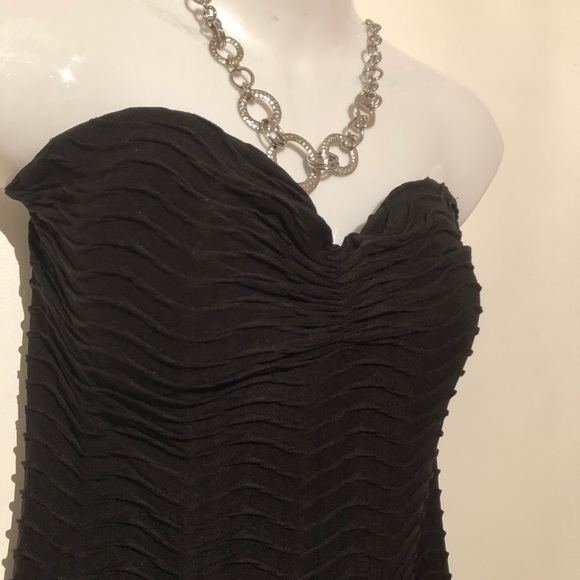 🍒 Black dress w/ textured stretchy fabric!!! - Picture 2 of 7